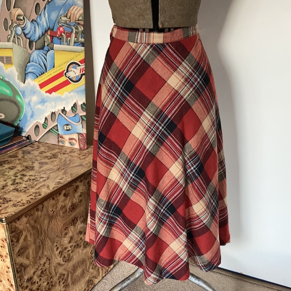 VINTAGE 70’s wool tartan Skirt - Picture 3 of 6